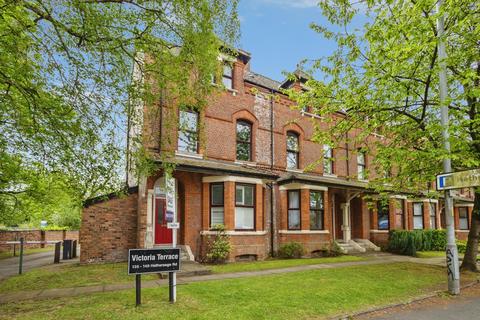 1 bed property, in Hathersage Road, £125,000