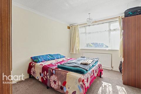 2 bed property, in Lake Avenue, £425,000