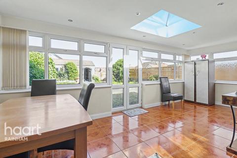 2 bed property, in Lake Avenue, £425,000