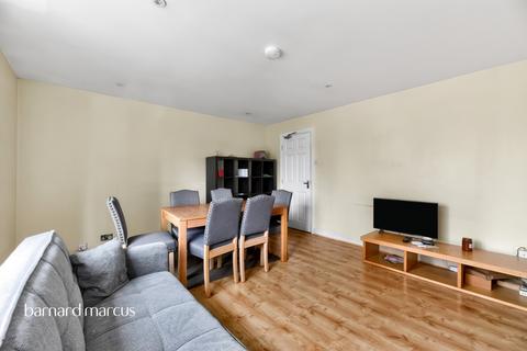 3 bed property, in Hazelhurst Road, £425,000