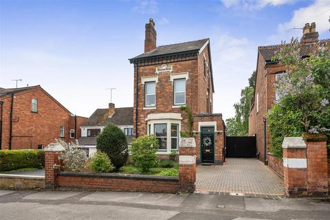 4 bed property, in Bewdley Hill, £495,000