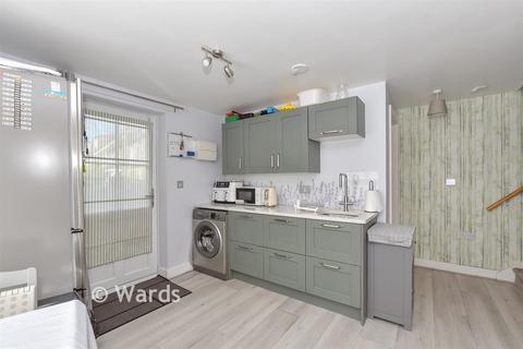 2 bed property, in Rome Road, £190,000