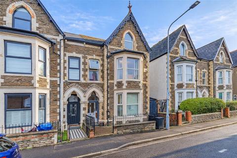 5 bed property, in Wyndham Crescent, £525,000