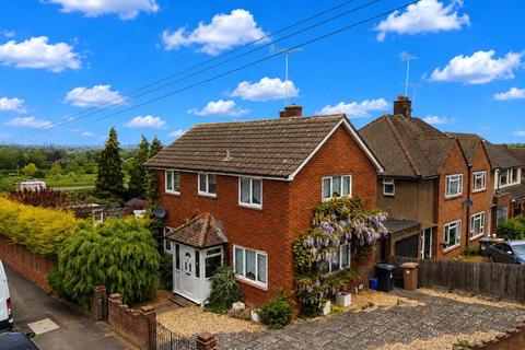 3 bed property, in Fairford Avenue, £515,000