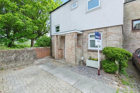 2 bed property, in Hopkins Close, £300,000