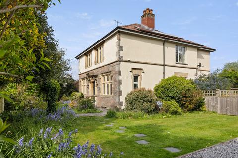 5 bed property, in New Road, £685,000