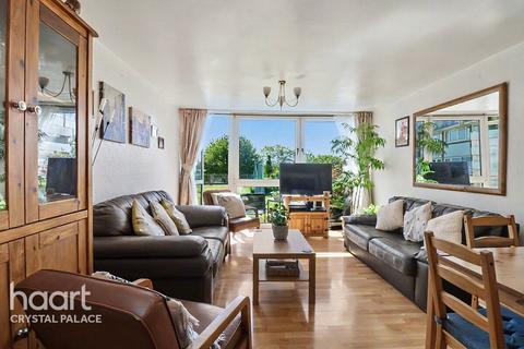 2 bed property, in Sylvan Road, £300,000