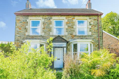 4 bed property, in Derllwyn Road, £300,000