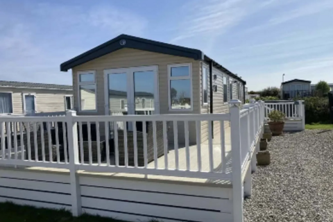2 bed property, in Hendra Croft, £39,995