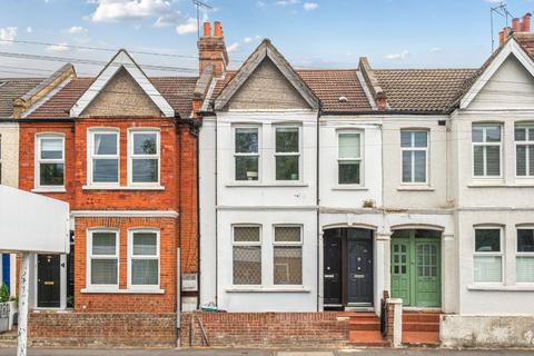 2 bed property, in Byegrove Road, £400,000