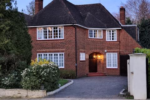 4 bed property, in Oakleigh Park South, £1,595,000