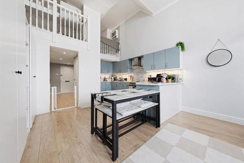 1 bed property, in High Street, £170,000