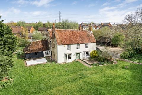 4 bed property, in Aylesbury, £800,000