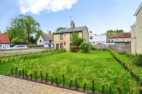 2 bed property, in High Street, £450,000