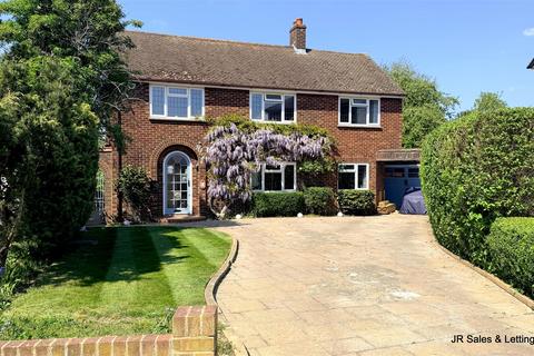 4 bed property, in The Crest, £845,000