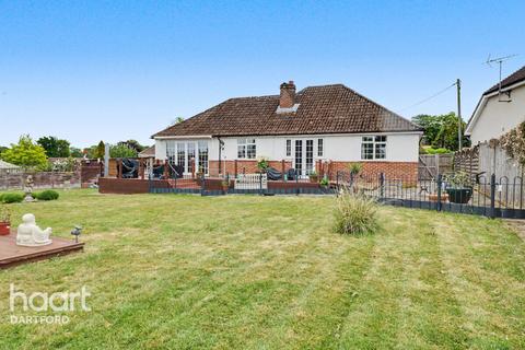 3 bed property, in Woodland Close, £775,000