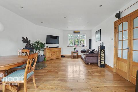 3 bed property, in Woodland Close, £775,000