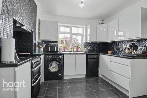 3 bed property, in Woodland Close, £775,000