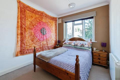 1 bed property, in Terrace Road, £120,000