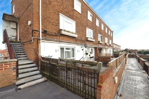 3 bed property, in Timberlog Lane, £220,000