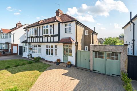 3 bed property, in New Farm Avenue, £825,000