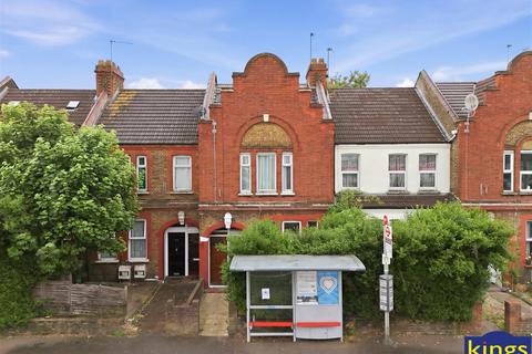 2 bed property, in Lea Bridge Road, £290,000