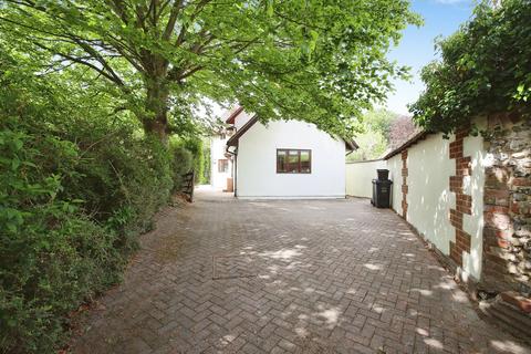 2 bed property, in Beechfield, £425,000