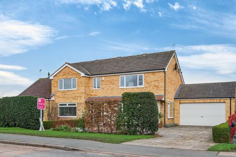5 bed property, in New Lane, £695,000