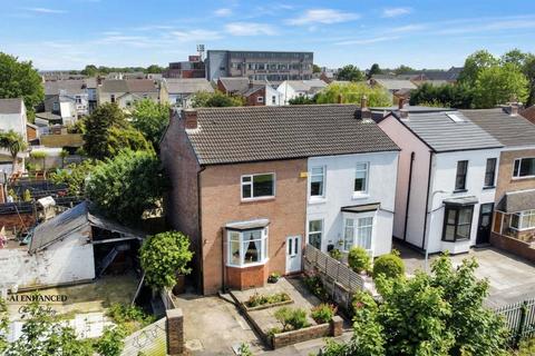 2 bed property, in Railway Street, £175,000