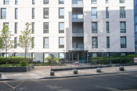 1 bed property, in Plaza Boulevard, £85,000