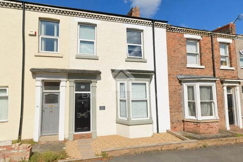 4 bed property, in Pensbury Communal Area, £175,000