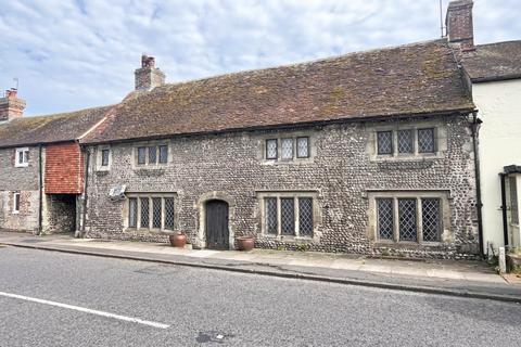 6 bed property, in High Street, £749,995