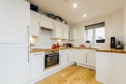2 bed property, in Upper Tulse Hill, £350,000