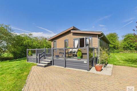 2 bed property, in Foxhunter Residential Caravan Park, £195,000