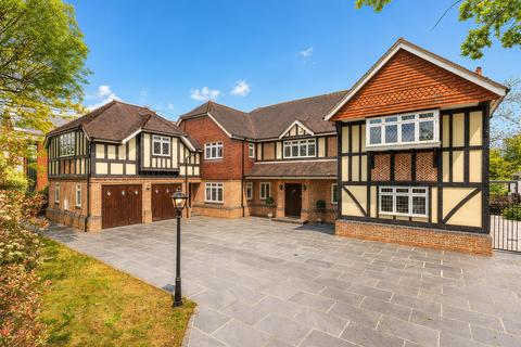 5 bed property, in Emerson Park, £2,750,000