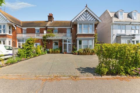 4 bed property, in Carnarvon Road, £425,000