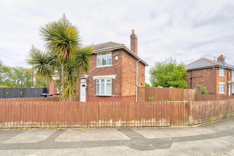 2 bed property, in Cranfield Avenue, £60,000