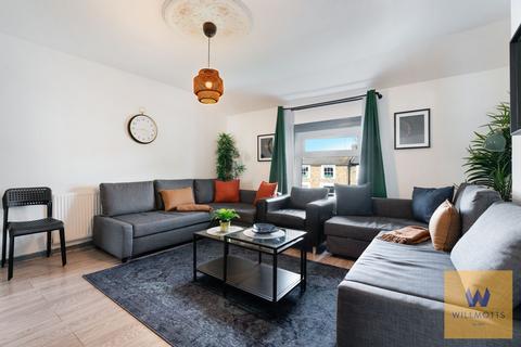 2 bed property, in St. Stephens Avenue, £575,000