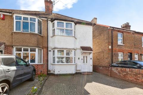 2 bed property, in Grays Road, £375,000