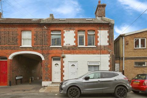 2 bed property, in Commercial Road, £135,000