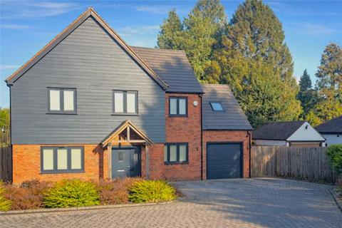 5 bed property, in Rock, £650,000