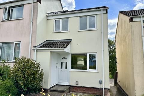 2 bed property, in Walnut Way, £160,000