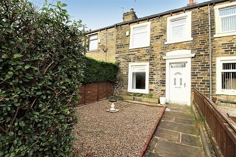 2 bed property, in Almondbury Bank, £185,000