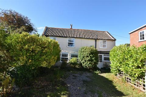 2 bed property, in High Street, £220,000