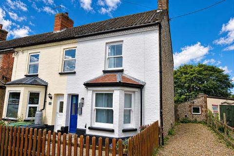 2 bed property, in Middle Street, £275,000