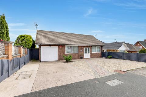 2 bed property, in Dorchester Drive, £300,000