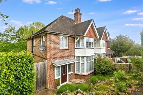 3 bed property, in Kings Avenue, £475,000