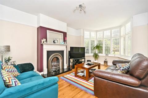 3 bed property, in Kings Avenue, £475,000