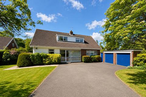 4 bed property, in Baskervyle Close, £800,000