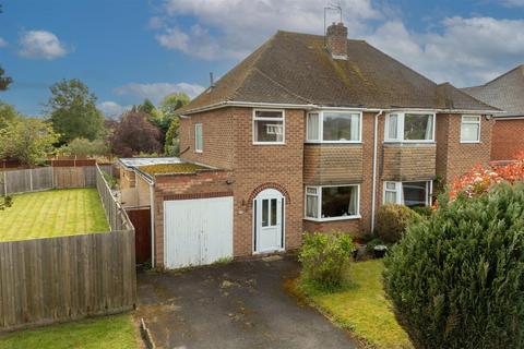 3 bed property, in Ufton Crescent, £425,000